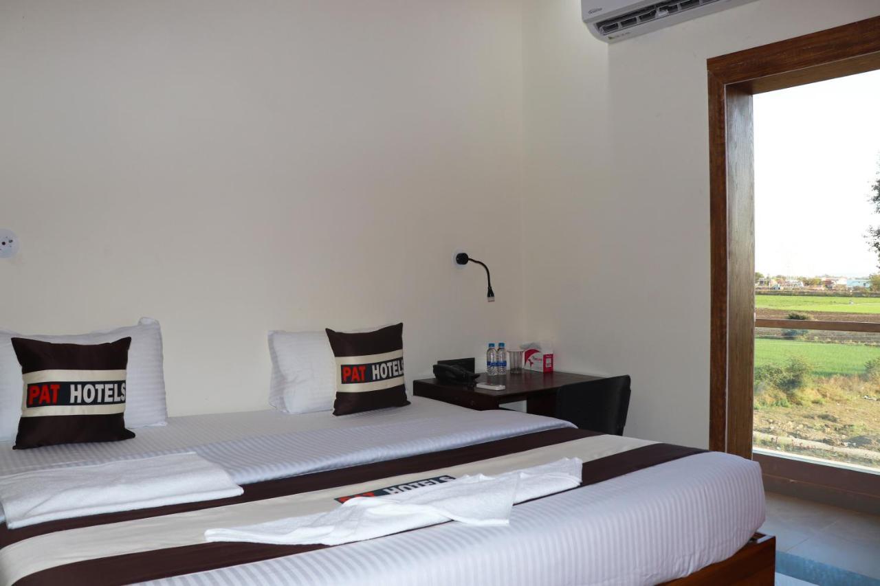 Pat Hotels Indore Exteriör bild