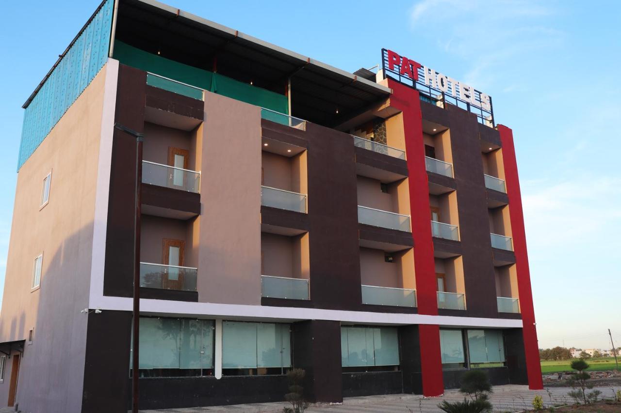 Pat Hotels Indore Exteriör bild