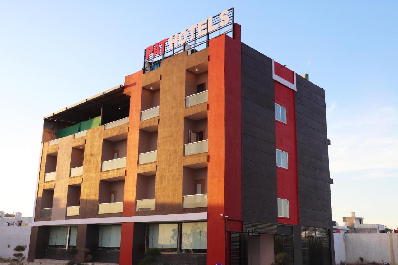 Pat Hotels Indore Exteriör bild