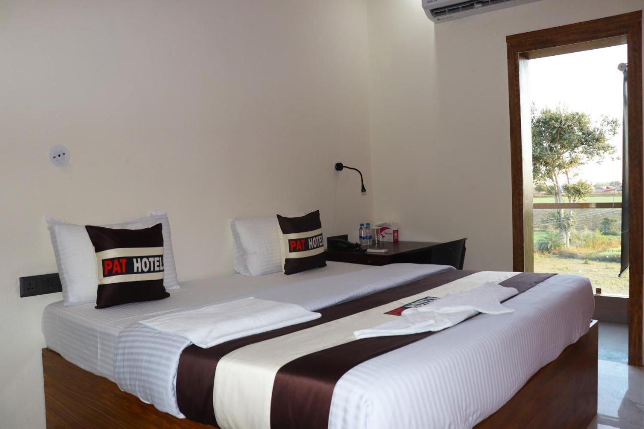 Pat Hotels Indore Exteriör bild