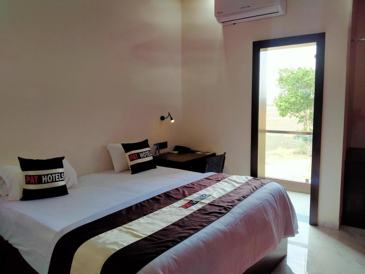 Pat Hotels Indore Exteriör bild